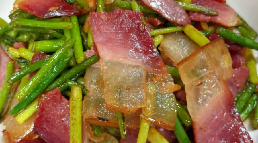 云南蒜苔炒腊肉，时令赋予餐桌的绝妙滋味
