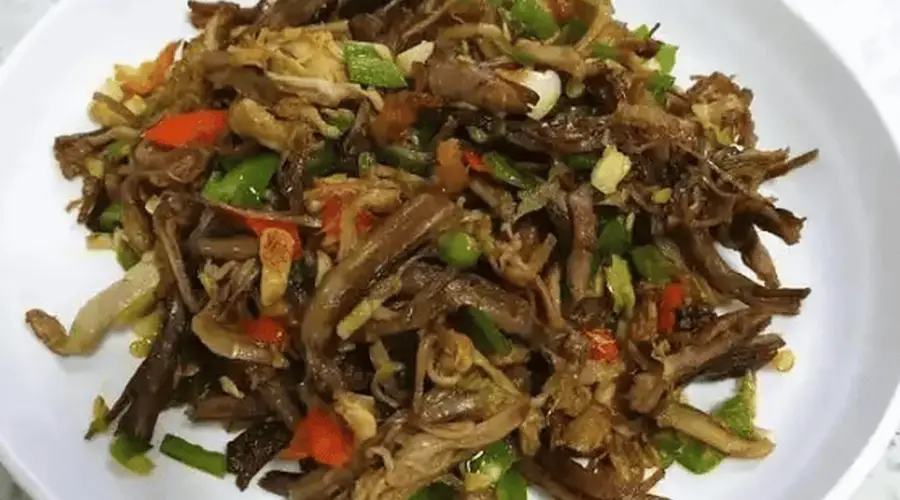 家里来客剩卤牛肉 撕条炒辣椒成快手下酒菜