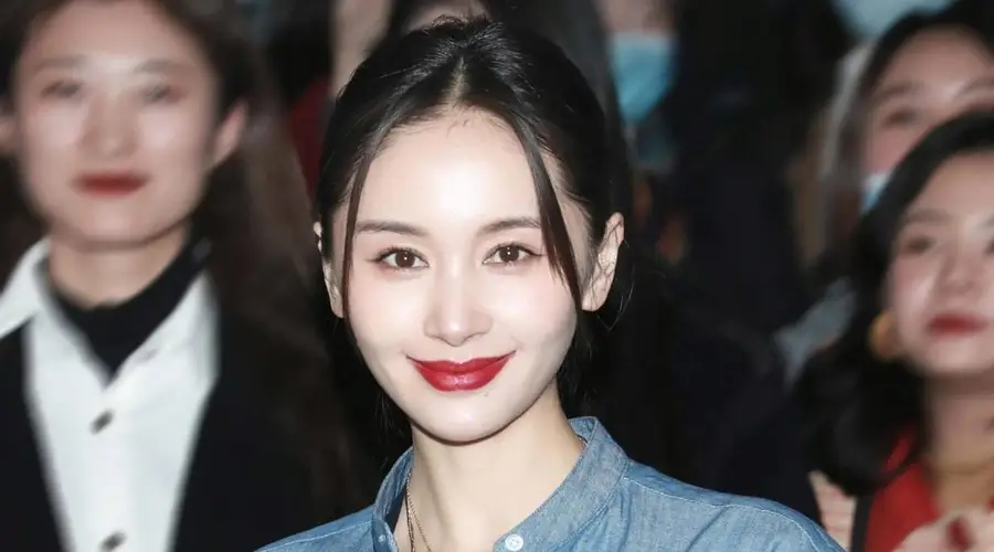 王子文蓝衬衫黑裤穿搭出圈 170cm既视感轻松拉满