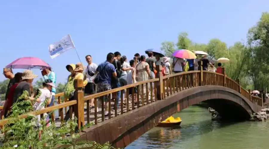 暑期避暑经济升温 凉资源激活文旅消费新热潮