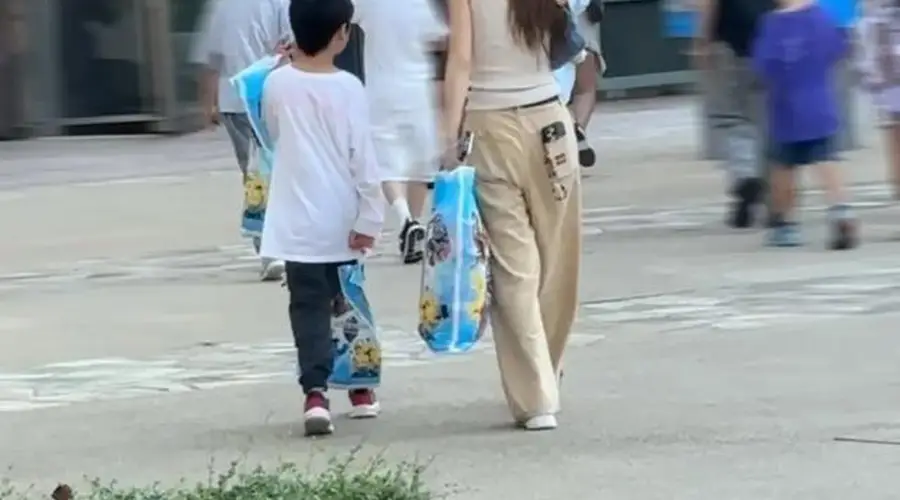 8月4日杨颖带儿子小海绵街头吃甜品 路人偶遇抓拍全程无摆拍