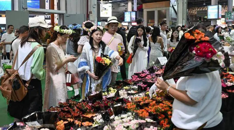 8月5日云南斗南花市暑期人气飙升 市民游客扎堆选购鲜花