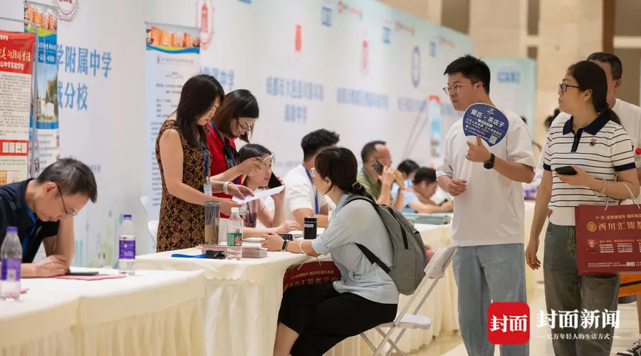 查到分了,马上冲非遗博览园!成都百余所高中招生负责人全在这里