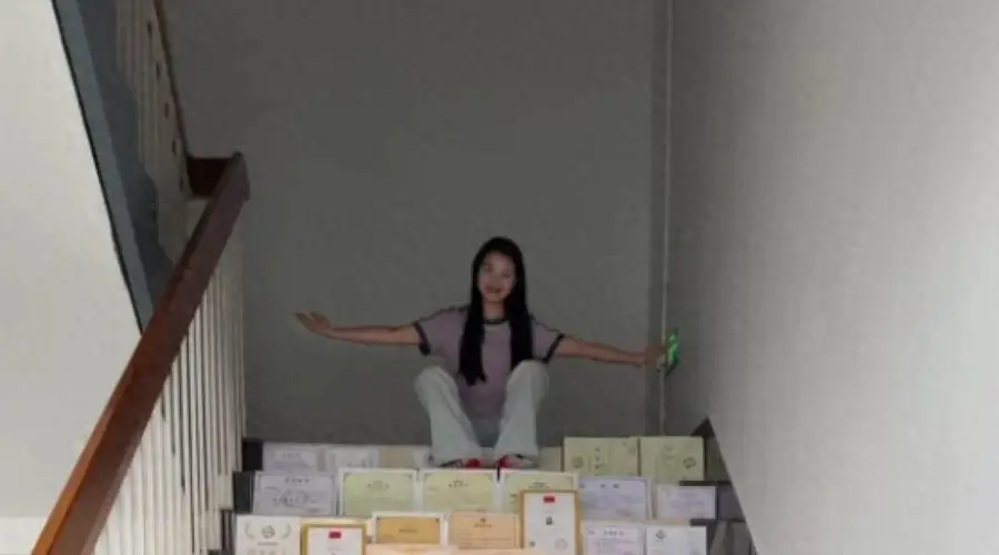 女生硕士研究生毕业,与近百张证书合影,当事人:本硕期间获得奖学金等共计五六万