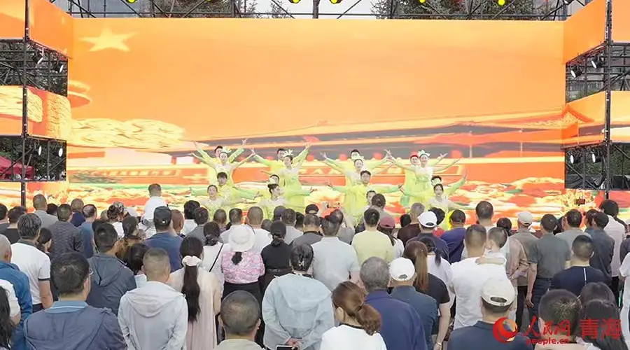 “七彩土乡·醉美互助”民俗专场秀燃动西宁城中夏夜