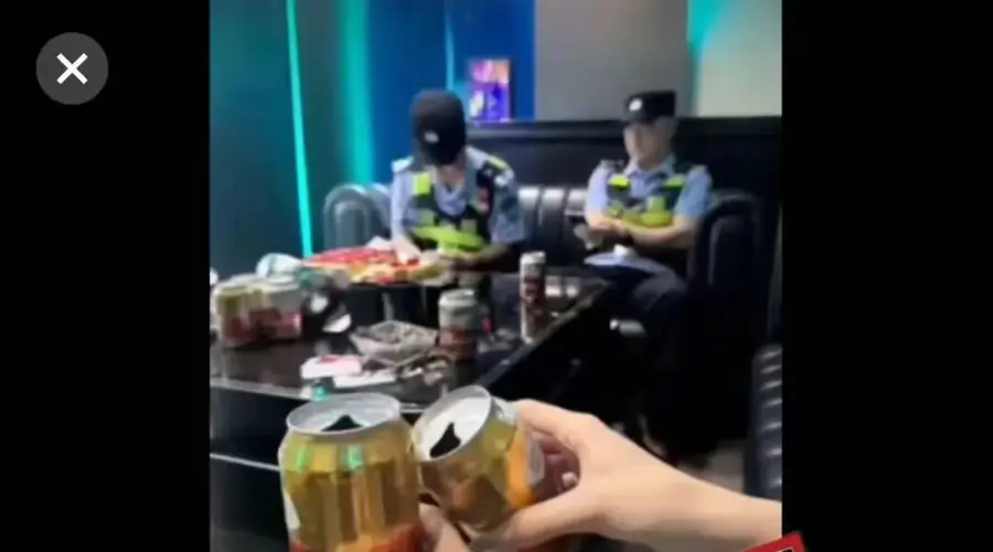 两民警在酒吧执勤视频被女子截图发布，配文“点了两个男模，好像很高冷”，贵州警方通报：恶意篡改画面原意，程某被行政拘留