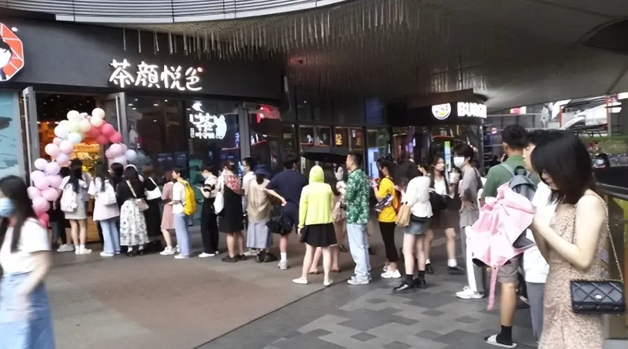 新鲜零食成商场排队新宠，客流判断稍有偏差就侵蚀利润