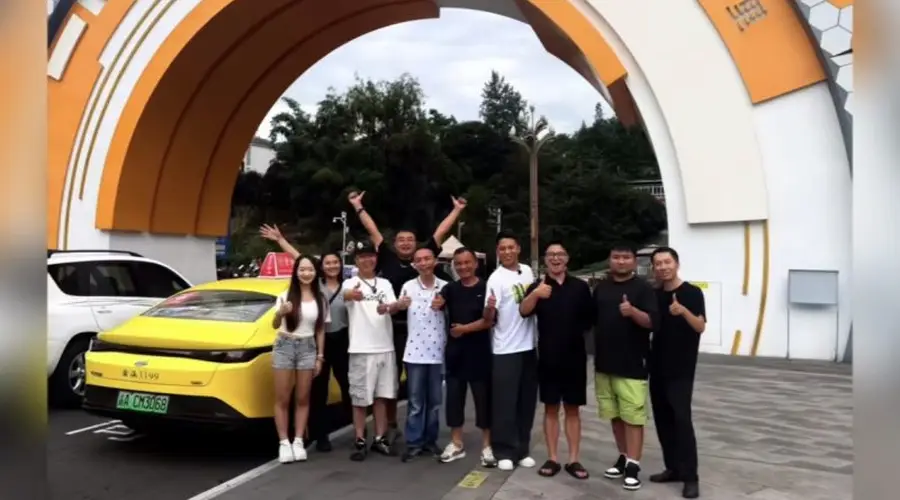 重庆“黄色法拉利”再度携粉丝“打表进藏“，女孩带父亲遗照去看“爸爸亲手种的绿柳”