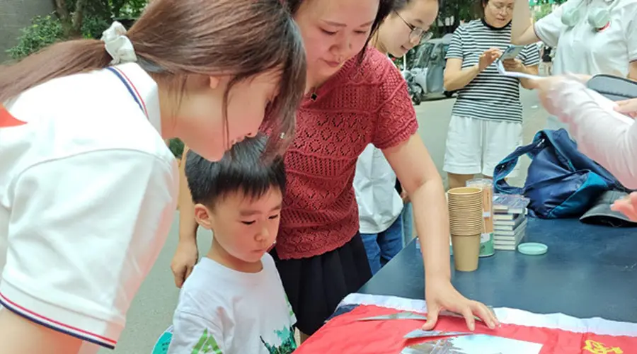 纸杯叠古塔、拼图识文物!这堂“沉浸式”文化课让彭州娃玩着爱上家乡