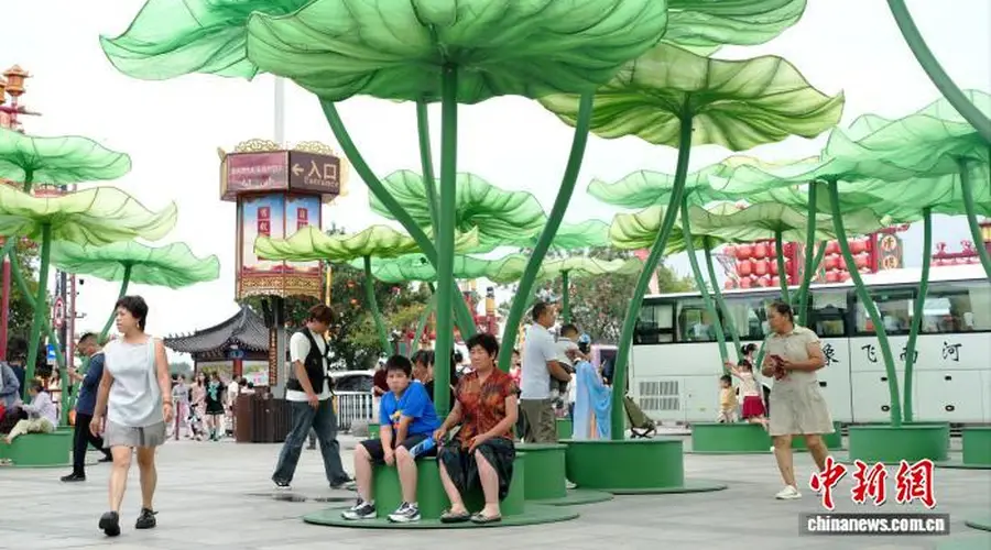 河南开封：巨型仿生荷景扮靓夏日园区