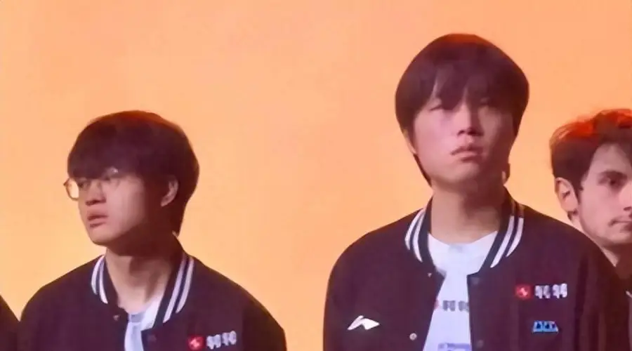 BLG现场照曝光,Bin、Xun互相扭头不看彼此,网友担忧:内讧了?