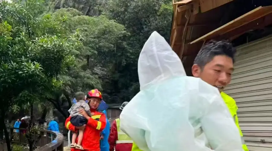 丽江虎跳峡暴雨致游客滞留,景区临时关闭并安全转移全部人员