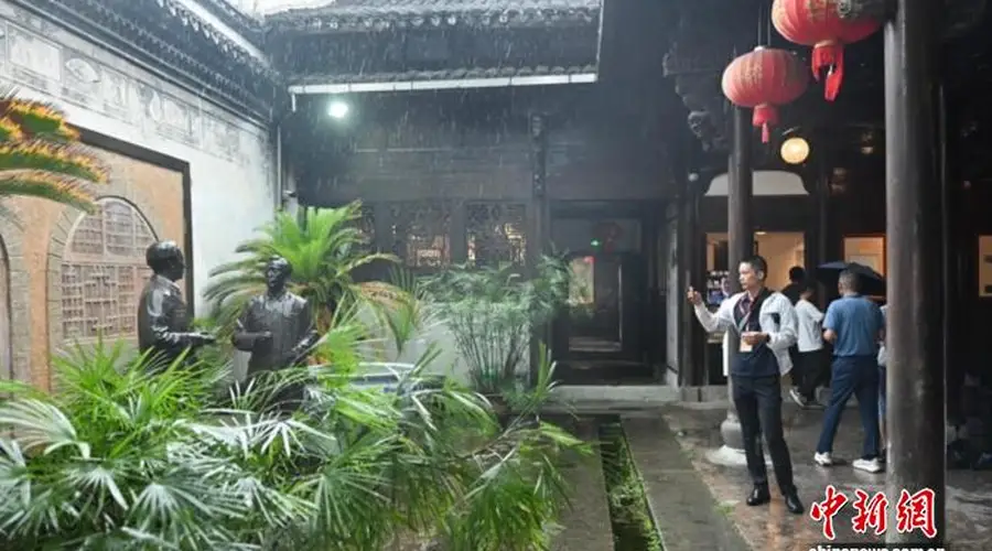 海外华文媒体代表走进艾青故居 寻访“爱得深沉”
