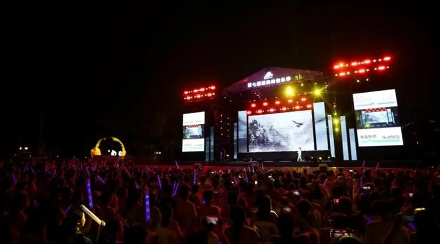 厦门鼓浪屿沙滩音乐会圆满落幕 乌兰图雅献唱引万人合唱