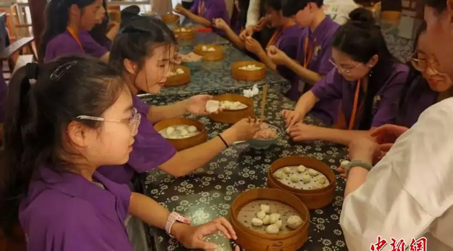 华裔青少年上海学做南翔小笼包 体验“舌尖上的非遗”