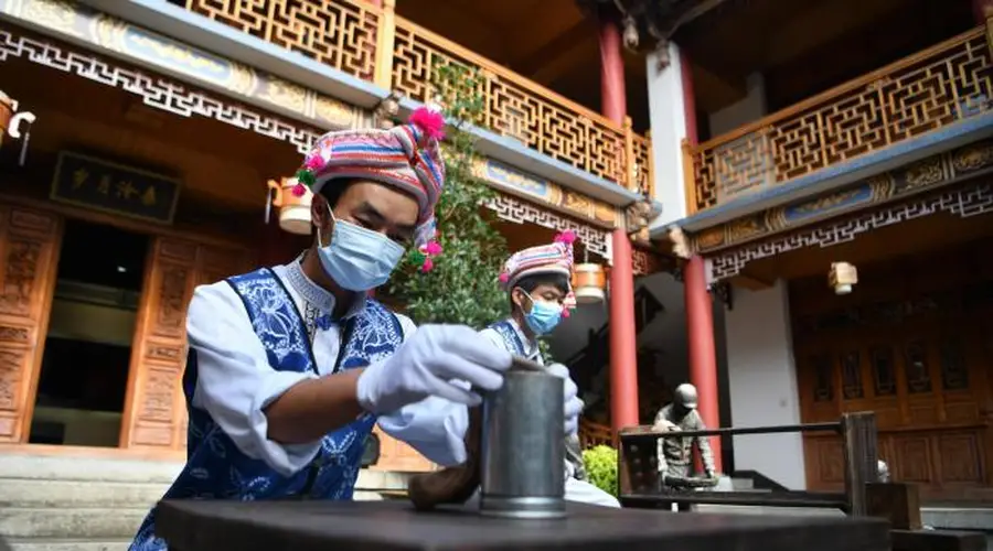 下关沱茶销往欧洲数十载 联合国秘书长体验制茶 销法沱曾获国际食品博览会金奖