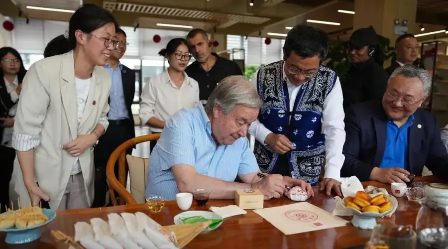 东西问·知味东方丨联合国秘书长手作的云南下关沱茶，藏着什么样的“中国味”？