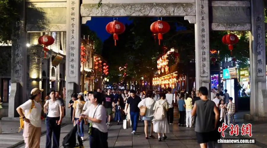 暑期福州三坊七巷游客扎堆 坊巷游热度持续走高