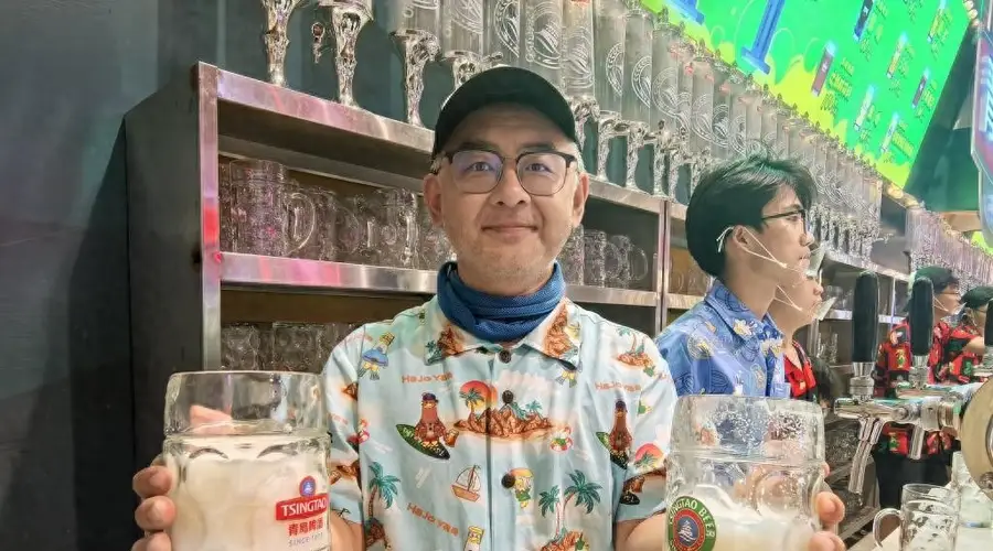 青岛啤酒大篷酒台主管郭瑨坚守15年 啤酒节销量近9万升
