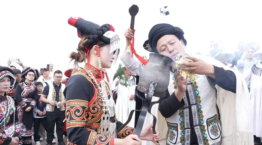 2026毕节火把狂欢季古法取火仪式在贵州赫章韭菜坪举行