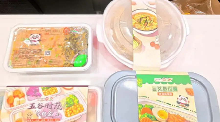 暑运成都局动车组上新四款夏季轻食餐