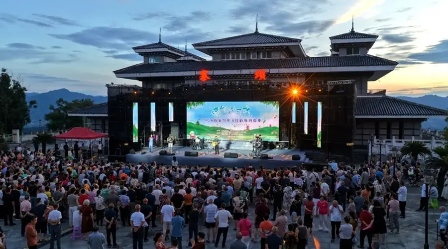 习水赤水文旅融合文艺展演 点亮黔北夏夜避暑季