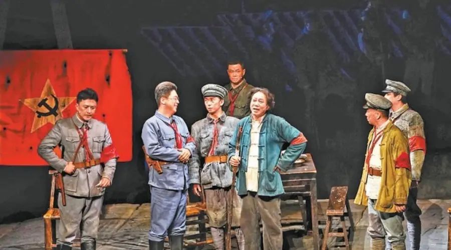 国家话剧院《三湾，那一夜》复演 音乐史诗《长征组歌》直播引红色共鸣