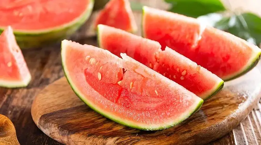 隔夜西瓜真一口8400个细菌？这几类隔夜食物千万别碰！