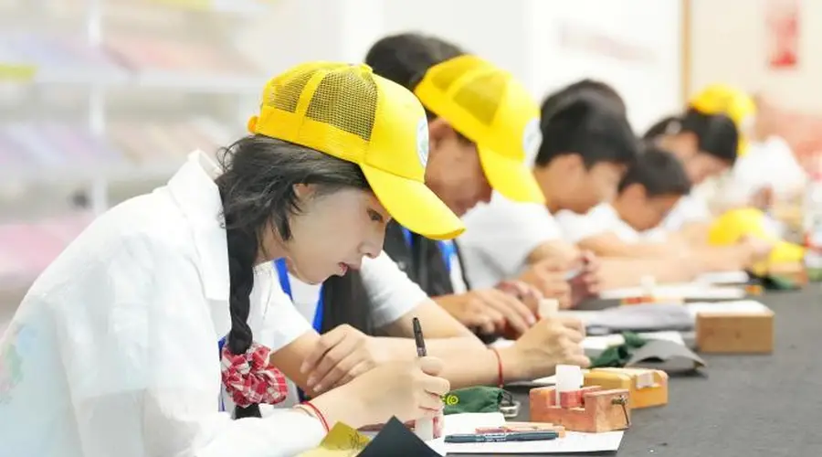 海外华裔青少年长沙学篆刻 刻下自己的中文姓氏开启寻根之旅