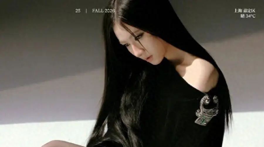 李兰迪秋季刊封面大片上线 黑长直烟熏妆撕碎甜妹标签 解锁暗黑冷御新形象