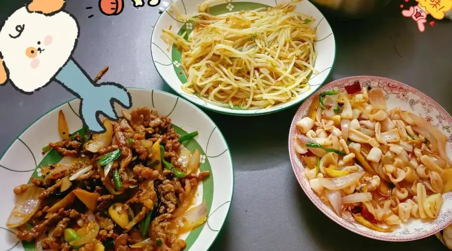水煮肉片、四喜蒸饺……下班推开门，饭菜已上桌，掌勺的是放暑假的娃