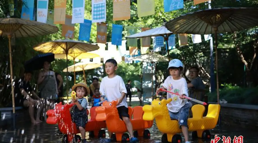 浙江乌镇夏日凉街开街 踩水嬉玩享清凉