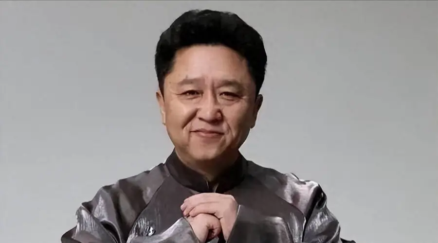 郭德纲翻车后,于谦现状曝光:住600平四合院养天价鱼,全身而退