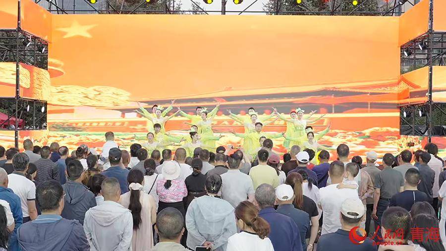 “七彩土乡·醉美互助”民俗专场秀燃动西宁城中夏夜