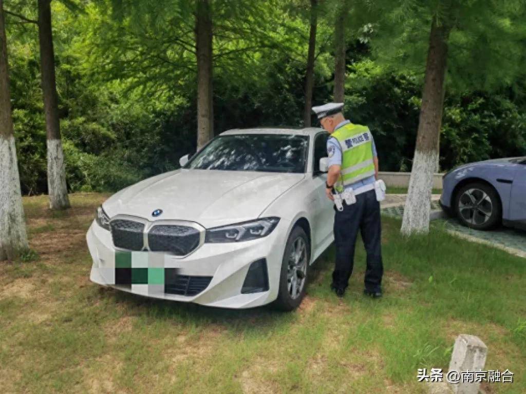规范集镇及景区停车秩序 营造安全畅通环境