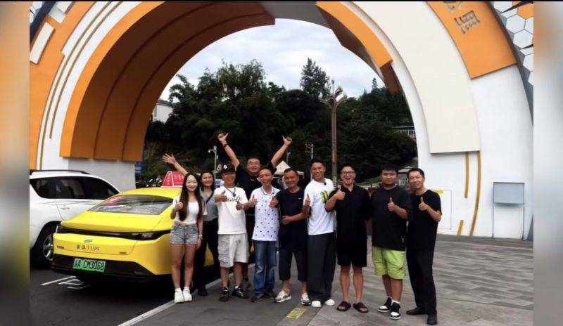 重庆“黄色法拉利”再度携粉丝“打表进藏“，女孩带父亲遗照去看“爸爸亲手种的绿柳”