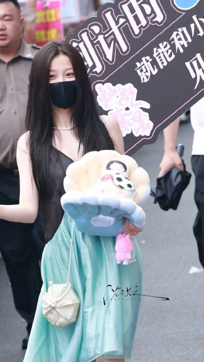 虞书欣怀抱蚌精玩偶上班 笑容甜美可爱俏皮