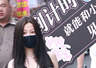 虞书欣怀抱蚌精玩偶上班 笑容甜美可爱俏皮