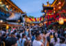 “莫离无忧沉浸游”太好玩了!象山影视城夜游首日爆火,景区内人山人海