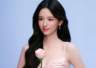 周也最新美妆写真曝光 穿粉色缎面吊带裙配浅粉玫瑰气质温婉