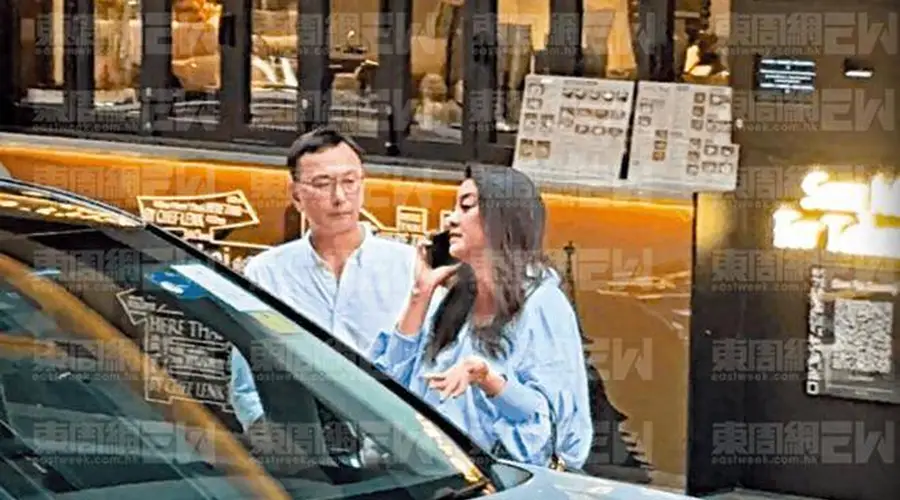 47岁廖碧儿新恋情曝光,男方戴眼镜斯文稳重,两人入会所有说有笑