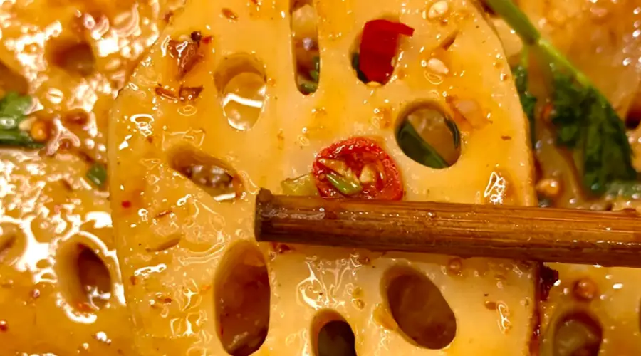 水乡鲜藕巧制凉拌小菜，清脆滋味点亮夏日餐桌