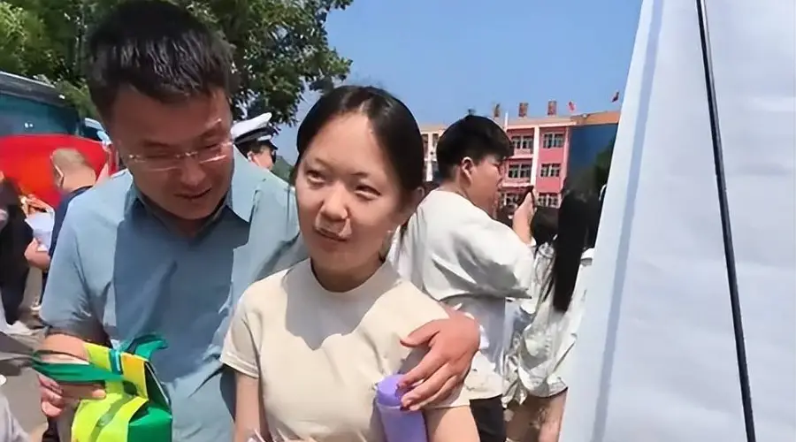 “虚荣到极致，就是这种面相”，家长用奶茶袋包大疆，初三女儿当场变脸