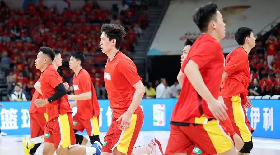 差距太大!中国后卫线发挥低迷 无组织串联+三分14中2