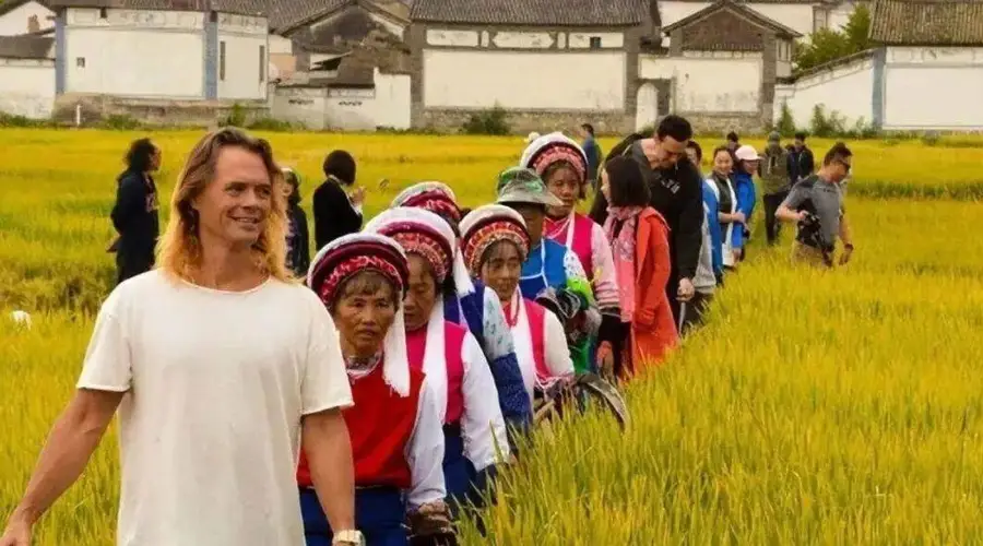 中国人看腻的农村老家,成了外国人“朝圣地”