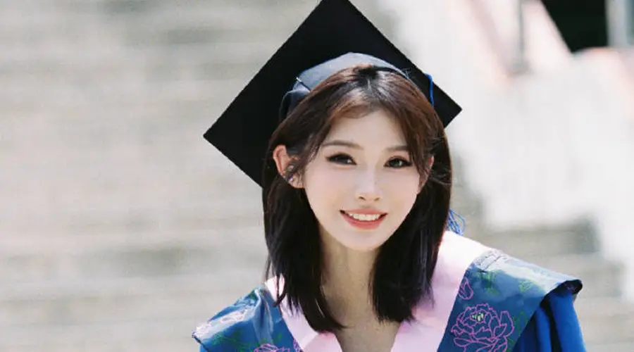 吴艳妮晒硕士毕业照：永远不改初心(图)