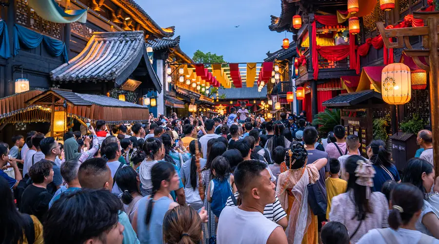 “莫离无忧沉浸游”太好玩了!象山影视城夜游首日爆火,景区内人山人海