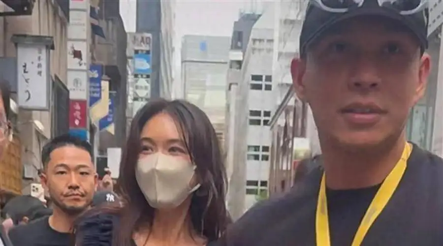 小S送蔡康永花篮玩梗“别得意”,林志玲戴回口罩:她在日本混得没那么好?