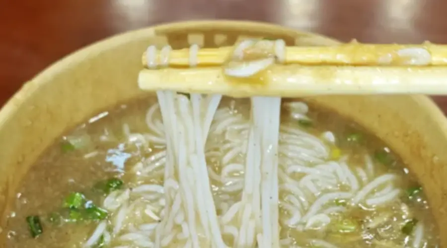 细粉吸饱江河鲜醇,配油条同吃解锁极致早餐风味
