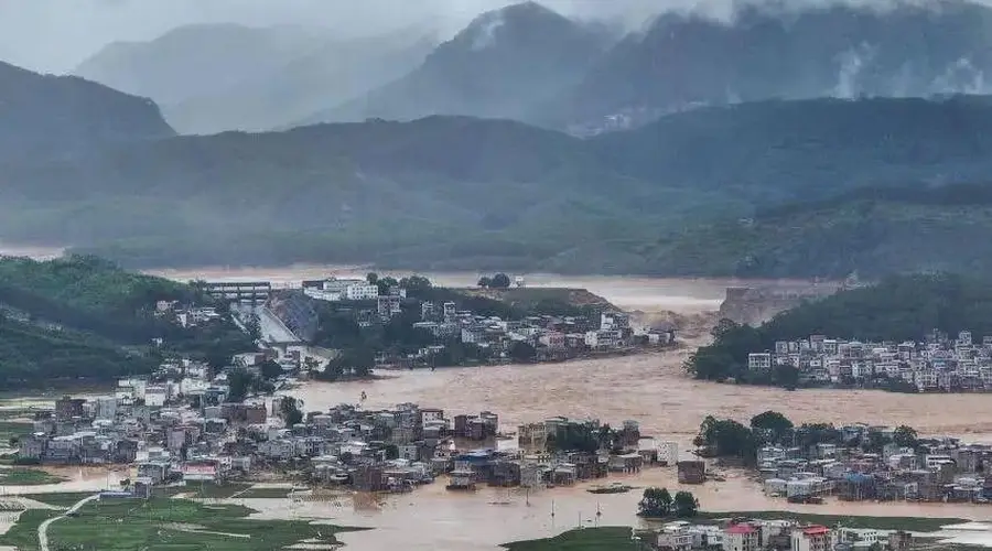 “村内大部分已淹到二楼”,广西六蓝水库漫坝,当地村民称正抢险,家人已转移